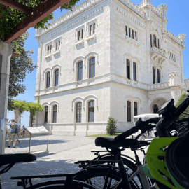 Tour in e-bike di Trieste: centro storico, Castello di Miramare e gelato